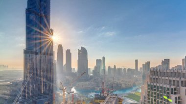 Gün doğumunda Dubai 'nin panoramik ufuk çizgisi manzarası. Alışveriş merkezi, çeşmeler ve Burç Halife' nin sabahki hava zamanı.