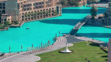 İnsan yapımı göl ve parkta yürüyen bazı insanlar üzerinde köprünün üst yakından görünümü