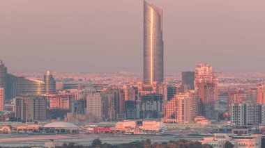 Gün batımında festival şehriyle Dubai Deresi 'ne giden hava manzarası