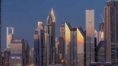 Dubai 'deki yeni gökdelenlerin ve yüksek binaların havadan görüntüsü.