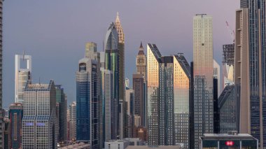 Dubai 'deki yeni gökdelenlerin ve yüksek binaların havadan görüntüsü.
