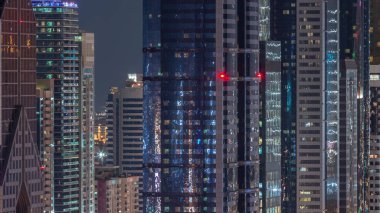 Modern gökdelenler gece timelapse ile Dubai Uluslararası Finans Merkezi ilçe