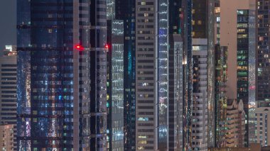 Modern gökdelenler gece timelapse ile Dubai Uluslararası Finans Merkezi ilçe