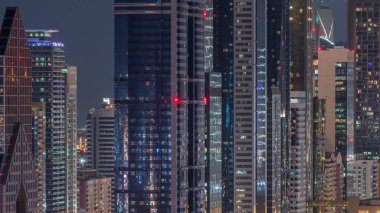 Modern gökdelenler gece timelapse ile Dubai Uluslararası Finans Merkezi ilçe