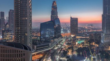 Gün doğmadan Dubai şehir merkezindeki panoramik gökyüzü manzarası. Alışveriş merkezi, çeşmeler ve gökdelenler. Gece gündüz gökdelenler.