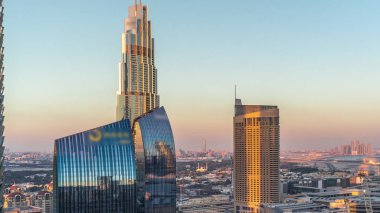 Yaşam Şehri öğleden sonra yüksek binalarla Zaman Havası