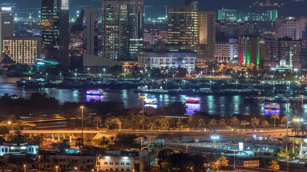 밤에는 도시의 리듬이. 두 바이에 있는 고층 건물 들 과 운하 주변 의운하 시간 대의 모습 — 스톡 사진