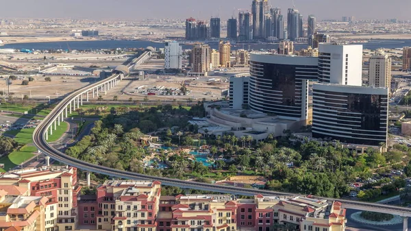 Вид на нові сучасні будівлі і високий трафік в розкішному місті Дубай, Об'єднані Арабські Емірати Timelapse Air — стокове фото