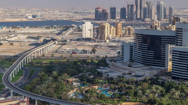 Vista de nuevos edificios modernos y alto tráfico en la ciudad de lujo de Dubai, Emiratos Árabes Unidos Timelapse Aerial — Foto de Stock