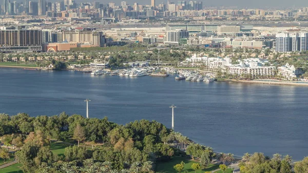 Vista aérea del canal azul cerca del parque verde Dubai city, Emiratos Árabes Unidos Timelapse — Foto de Stock