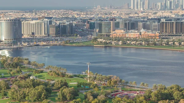 Dubai şehrindeki güzel park ve kanal manzarası Birleşik Arap Emirlikleri Zaman Çizelgesi — Stok fotoğraf