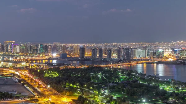 Zicht op lichten van verlichte wegen en ramen in luxe Dubai stad, Verenigde Arabische Emiraten Timelapse Aerial — Stockfoto