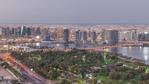 Vista de las luces desde carreteras y ventanas iluminadas en la lujosa ciudad de Dubai, Emiratos Árabes Unidos Timelapse Aerial — Foto de Stock