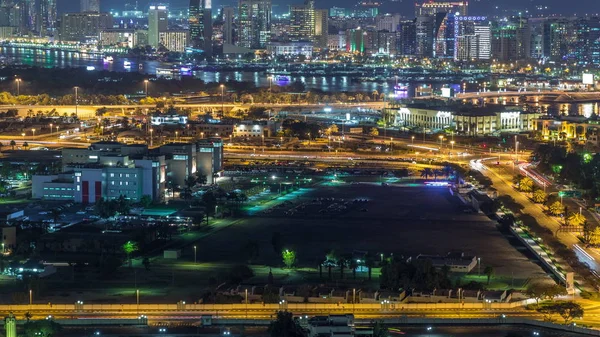 Vista dos novos edifícios modernos à noite na luxuosa cidade de Dubai, Emirados Árabes Unidos Timelapse Aerial — Fotografia de Stock