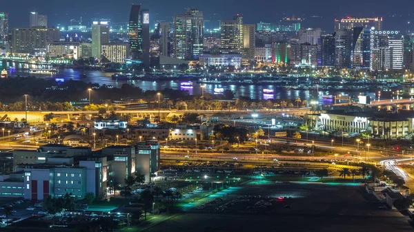 Widok nowych nowoczesnych budynków nocą w luksusowym Dubaju, Zjednoczone Emiraty Arabskie Timelapse Aerial — Zdjęcie stockowe