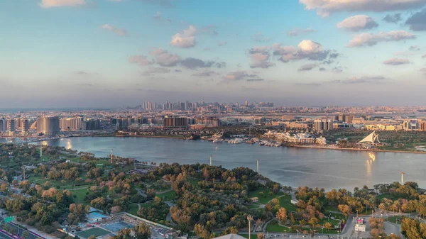 Vue de la nouvelle ville moderne avec des arbres verts dans la ville de luxe de Dubaï, Émirats Arabes Unis Timelapse Aerial — Photo