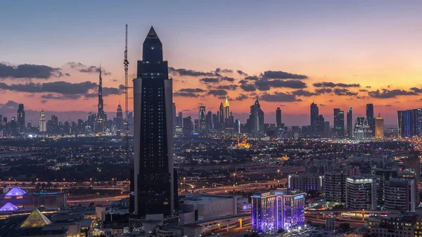 Vista aérea de la ciudad de lujo en la cálida noche en la ciudad de lujo de Dubai, Emiratos Árabes Unidos Timelapse — Foto de Stock