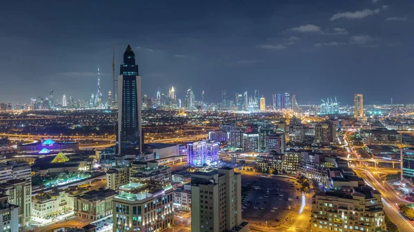 Vista nocturna de las luces en la lujosa ciudad de Dubai, Emiratos Árabes Unidos Timelapse Aerial — Foto de Stock