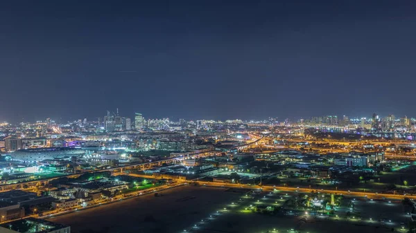 Het ritme van de stad 's nachts met verlichte weg in Dubai in de buurt van kanaal luchtfoto timelapse — Stockfoto