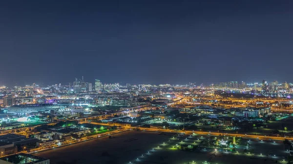 Der rhythmus der stadt bei nacht mit beleuchteter straße in dubai in der nähe von kanal-zeitraffer — Stockfoto