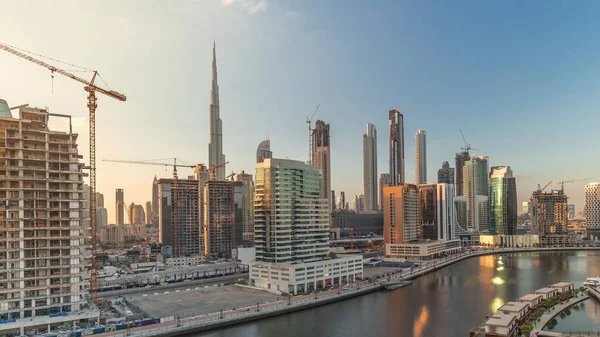Скайскрепери біля каналу в Дубаї з блакитним повітряним таймелапсом. — стокове фото