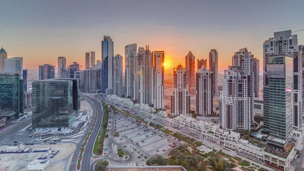 Complexe résidentiel et de bureaux moderne avec de nombreuses tours dans le temps aérien à Business Bay, Dubaï, EAU . — Photo