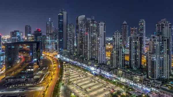 Moderne Wohn- und Bürokomplex mit vielen Türmen Antenne Nacht Zeitraffer bei Business Bay, Dubai, uae. — Stockfoto