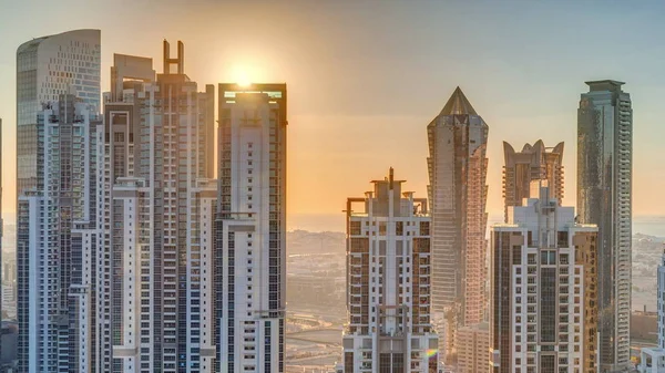 Moderno complejo residencial y de oficinas con muchas torres aéreas timelapse al atardecer en Business Bay, Dubai, Emiratos Árabes Unidos . —  Fotos de Stock