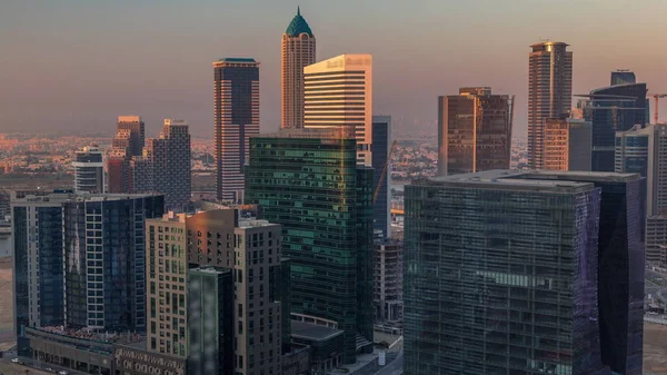 Las torres de la bahía de negocios de Dubai en el timelapse aéreo de la mañana . —  Fotos de Stock