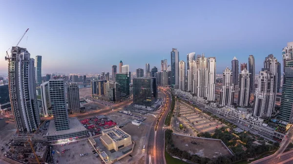 Panorama da Baía de Negócios Dubai noite a dia cronologia aérea . — Fotografia de Stock