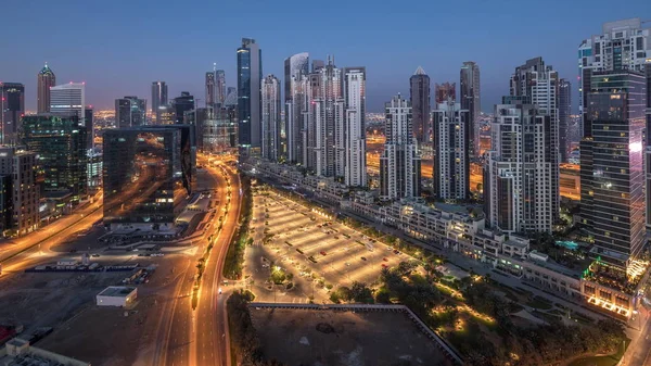 Panorama van Business Bay Dubai nacht tot dag luchtfoto timelapse. — Stockfoto