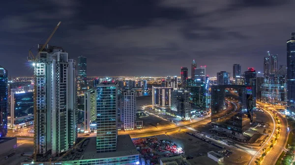 Letecký pohled na osvětlené budovy a vysoký provoz v moderním Dubaji, Spojené arabské emiráty — Stock fotografie