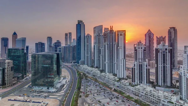 Moderno complejo residencial y de oficinas con muchas torres de timelapse aéreo en Business Bay, Dubai, Emiratos Árabes Unidos . —  Fotos de Stock