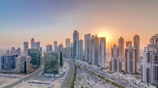 Modern lakó- és irodakomplexum sok tornyokkal légi időelapszus Business Bay, Dubai, Uae. — Stock Fotó