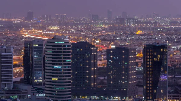 Las torres de la bahía de negocios de Dubái al atardecer día a noche timelapse . — Foto de Stock