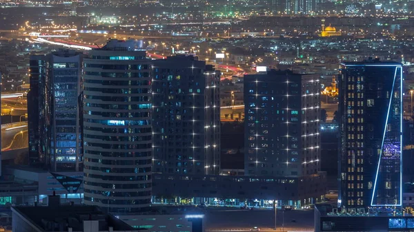 Blick auf helle Lichter an hohen Wolkenkratzern in der Nähe von Autobahnen in Dubai City, vereinigte Arabische Emirate Zeitraffer-Antenne — Stockfoto