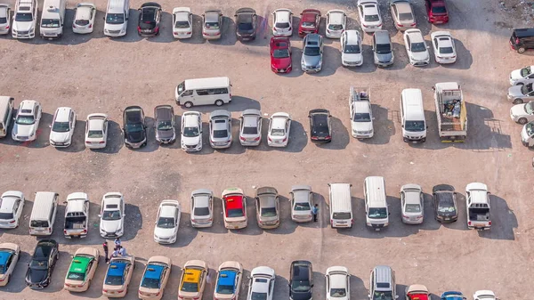Vista aérea carros completos em grandes estacionamentos ao ar livre timelapse em Dubai, Emirados Árabes Unidos . — Fotografia de Stock