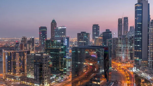 Las torres de la bahía de negocios de Dubái al atardecer día a noche timelapse . —  Fotos de Stock