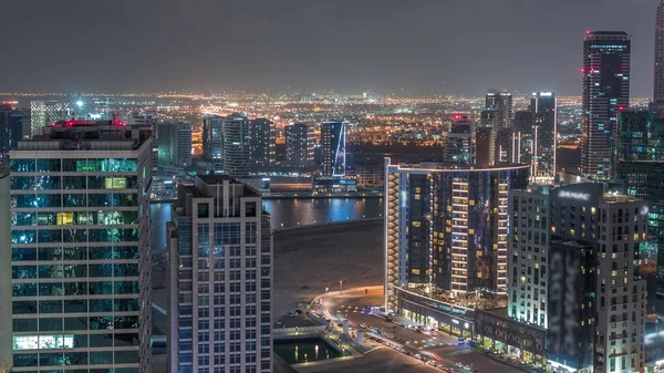 Dubai 's business bay torent luchtfoto nachtelijke tijdspanne. — Stockfoto