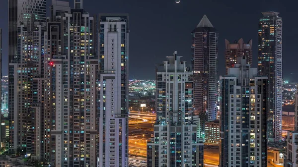 Business Bay, Dubai, Uae 'de birçok gökdelen gece zaman ayarlı modern konut ve ofis kompleksi.