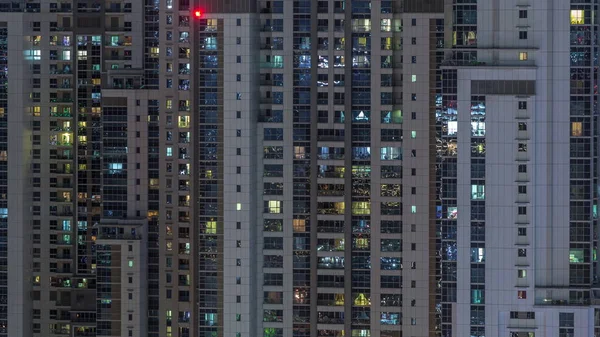 Licht uit ramen van kantoren in Dubai Aerial Timelapse — Stockfoto