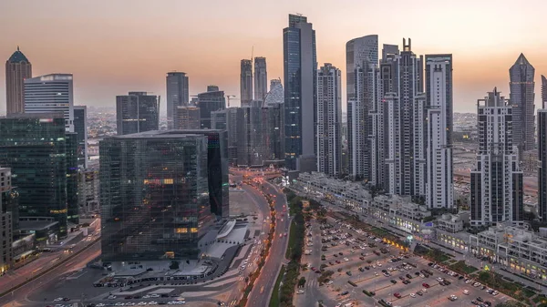 Modern woon- en kantoorcomplex met veel torens van dag tot nacht timelapse op Business Bay, Dubai, Uae. — Stockfoto
