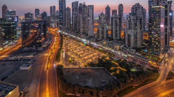 Moderno complejo residencial y de oficinas con muchas torres aéreas día a noche timelapse en Business Bay, Dubai, Emiratos Árabes Unidos . —  Fotos de Stock