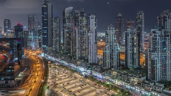 Moderna bostads- och kontorskomplex med många torn antenn natt timelapse på Business Bay, Dubai, Uae. — Stockfoto
