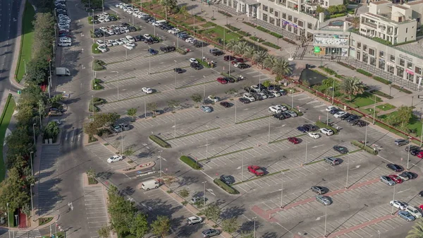 Widok z lotu ptaka pełne samochody na dużych parkingu zewnętrznym timelapse w Dubaju, Uae. — Zdjęcie stockowe