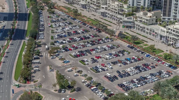 Luftaufnahme volle Autos auf großen Außenparkplätzen Zeitraffer in dubai, uae. — Stockfoto