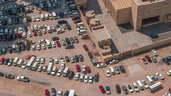 Luftaufnahme volle Autos auf großen Außenparkplätzen Zeitraffer in dubai, uae. — Stockfoto