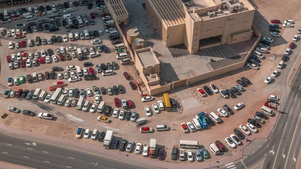 Vista aérea carros completos em grandes estacionamentos ao ar livre timelapse em Dubai, Emirados Árabes Unidos . — Fotografia de Stock