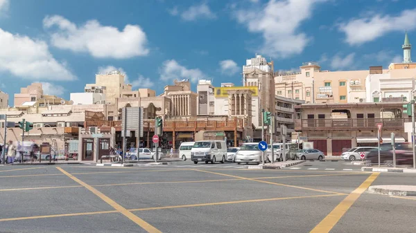 Tráfego no cruzamento perto da entrada para a timelapse Gold Souk em Deira, Dubai — Fotografia de Stock