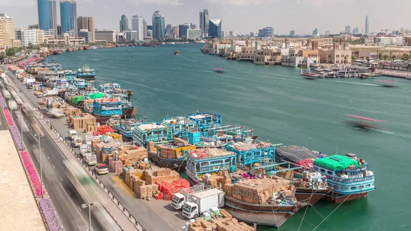 Cargando un barco en puerto timelapse en Dubai, Deira Creek, Emiratos Árabes Unidos . — Foto de Stock